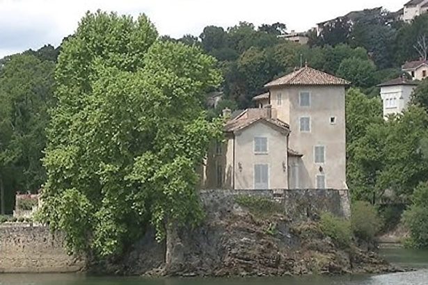castelul chatelard de lile barbe bijuteria istorica din lyon scos la vanzare la un pret redus 69d0e1725ad26