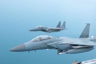 doua avioane de vanatoare f 15k s au ciocnit din cauza unui pilot care si facea selfie in timpul zborului 69e9d473a95fe