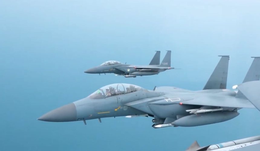 doua avioane de vanatoare f 15k s au ciocnit din cauza unui pilot care si facea selfie in timpul zborului 69e9d473a95fe