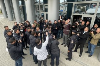 edited calin georgescu critic la iesirea de la iccj un guvern de gaini speriate care scarma in tarana incercand sa arate ca pot zbura 69ddfe0c21479