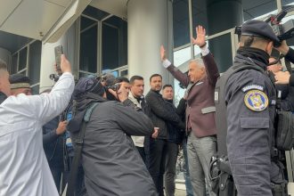 edited calin georgescu critic la iesirea de la iccj un guvern de gaini speriate care scarma in tarana incercand sa arate ca pot zbura 69de0660c4baf