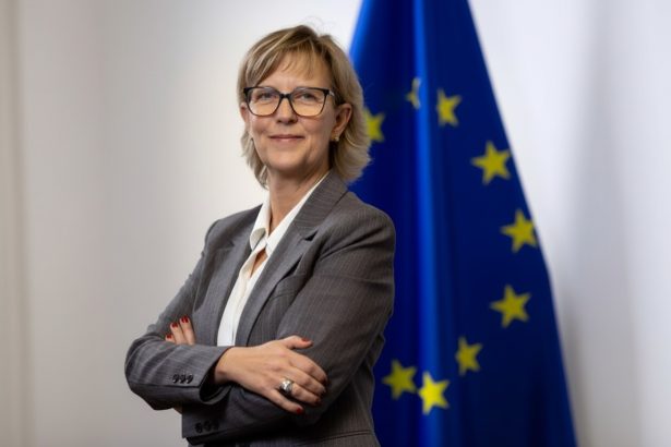 edited comisarul european pentru servicii financiare vine in vizita in romania 69e8e1e79d15a