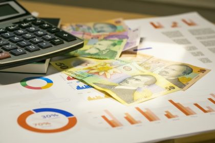 Scandalul ROBOR și amenda băncilor, cu simboluri economice, contracte de credit și clienți afectați de ratele bancare.