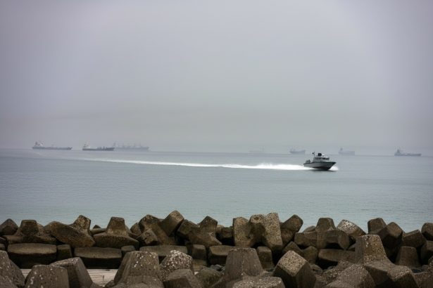 edited mesaj sfidator din partea iranului in timp ce navele care incearca sa traverseze ormuz raporteaza focuri de arma 69e36e378ad99