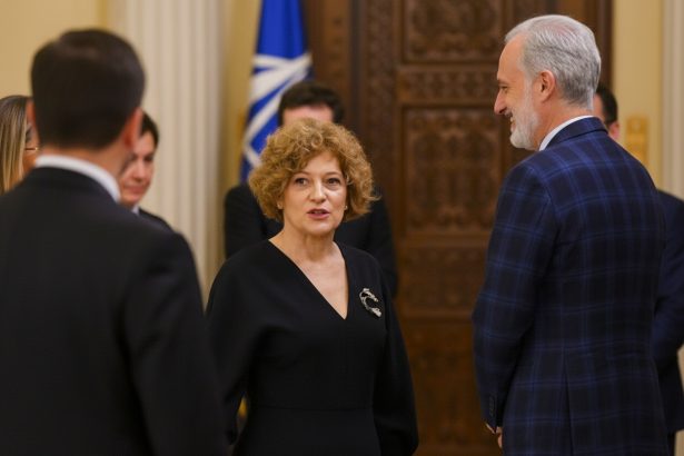 edited oana gheorghiu remin sa este in insolventa de doar 17 ani companie care apartine 100 statului roman si care a fost mereu administrata doar de catre oamenii pusi de statul roman 69e8f97c2574f