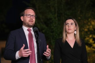 edited pare ca mai vor sa ramana cu un picior inauntru dominic fritz despre retragerea psd din guvern 69eb52a1b4d11