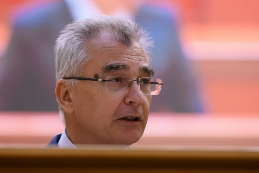 edited petrisor peiu aur in plina criza economica guvernul bolojan invoca stabilitatea pentru a ramane la putere 69f04edc11fd7