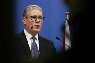 edited premierul britanic certat in parlament in timpul dezbaterilor despre aparare concentrati va 69df81eed6b1e