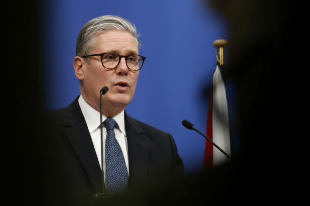 edited premierul britanic certat in parlament in timpul dezbaterilor despre aparare concentrati va 69df81eed6b1e