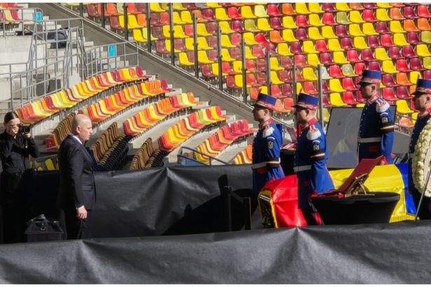 edited premierul ilie bolojan la arena nationala ii aduce un ultim omagiu lui mircea lucescu alti politicieni vin la catafalc gica popescu a adus o coroana imensa de flori 69d7a82e7b062