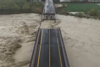 furtuni si inundatii in italia 90 de persoane au ramas izolate dupa o alunecare de teren 69ce83969e185