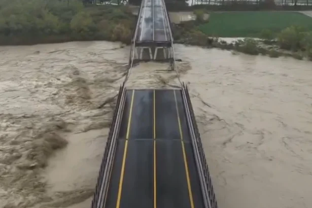 furtuni si inundatii in italia 90 de persoane au ramas izolate dupa o alunecare de teren 69ce83969e185