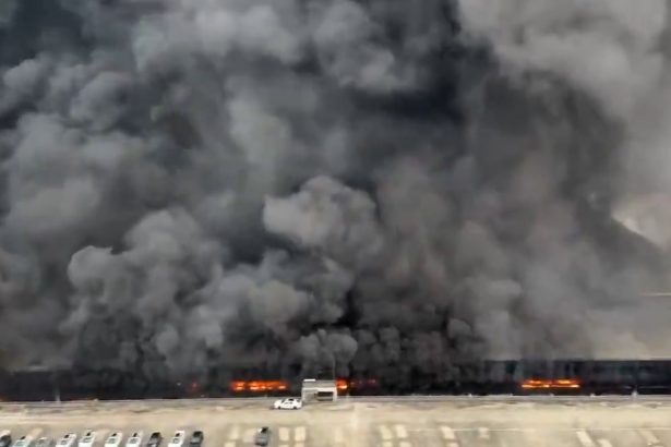 incendiu puternic la compania byd din shenzhen autoritatile sustin ca problema n ar fi legata de baterii 69de4b4e6e7da