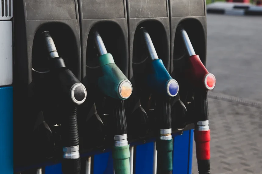 incertitudinile persista in stramtoarea ormuz dar pretul petrolului a continuat sa scada 69d79ebc94af6