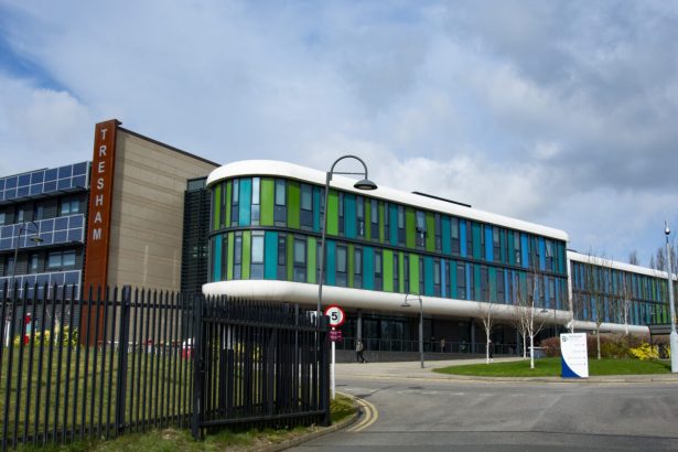 lockdown la un colegiu din marea britanie doua persoane au fost retinute 69eb75d4222c2