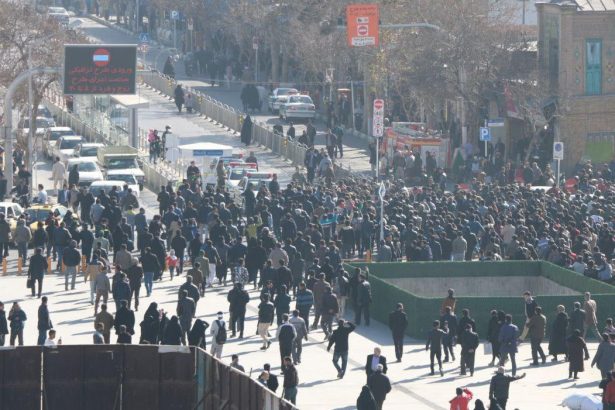 oamenii de rand din iran au aclamat atacurile americane cum traiesc acum locuitorii din teheran frica puncte de control si scuturi umane 69d88a67a7dfc