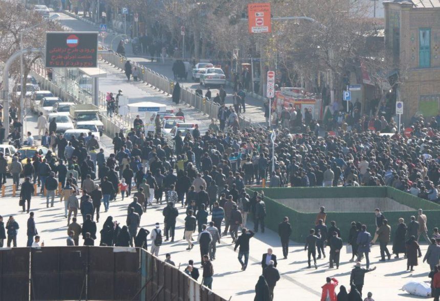 oamenii de rand din iran au aclamat atacurile americane cum traiesc acum locuitorii din teheran frica puncte de control si scuturi umane 69d88a67a7dfc