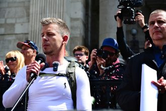 peter magyar invoca o alegere intre est si vest in timp ce prezenta la urne atinge niveluri record 69db9c980e544