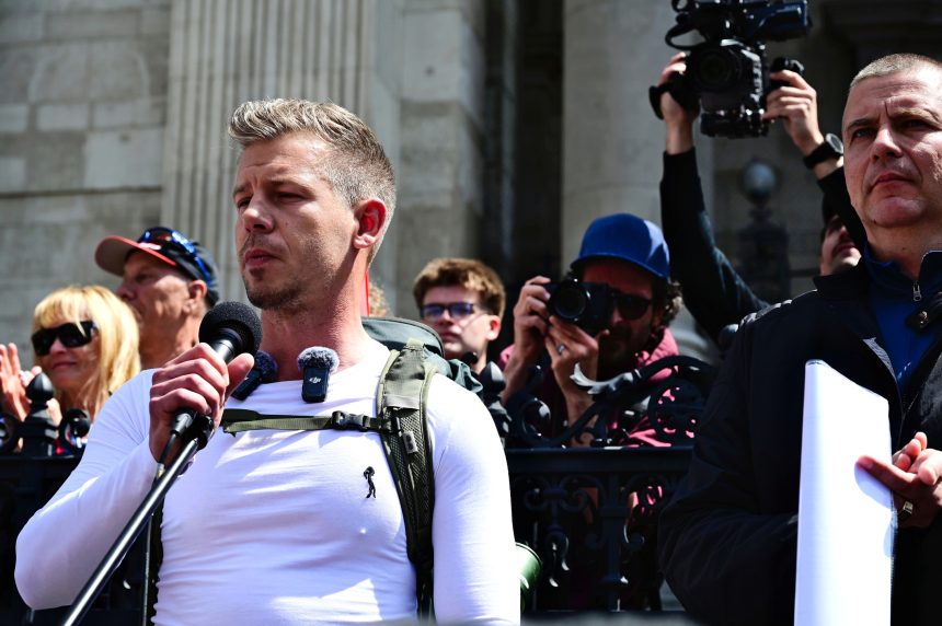 peter magyar invoca o alegere intre est si vest in timp ce prezenta la urne atinge niveluri record 69db9c980e544