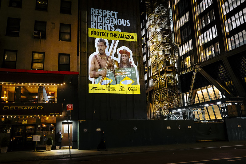 protest vizual urias pe zgarie norii din new york wall street somat sa salveze amazonul de ziua pamantului 69e9169f2b06d