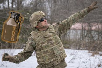 sua introduce o grenada bazata pe unda de soc prima schimbare majora in acest tip de armament dupa razboiul din vietnam 69cfa2b079ba8
