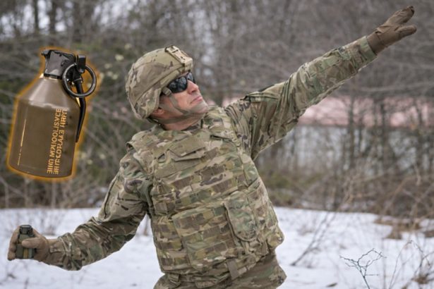 sua introduce o grenada bazata pe unda de soc prima schimbare majora in acest tip de armament dupa razboiul din vietnam 69cfa2b079ba8