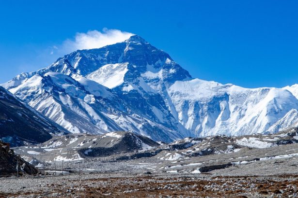 traseul spre everest blocat de un bloc de gheata in plin sezon de expeditii alpinistii aflati deja pe munte speriati 69eb424331c76