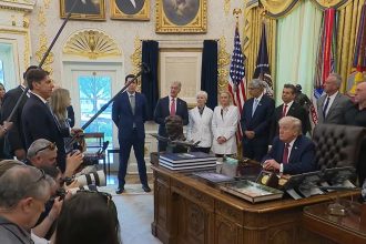 trump spune ca iranienii au fost simpatici inchizand ormuz dar sua nu pot fi santajate iar discutiile merg bine 69e3ab2ac9617