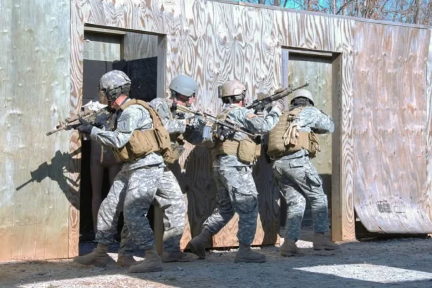 trupele speciale americane desfasoara o misiune de salvare in iran dupa doborarea a doua aeronave militare un pilot a fost recuperat 69d105c1d1792