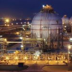 Instalații petroliere și skyline modern în Abu Dhabi, simbolizând ieșirea UAE din OPEC și renegocierea ordinii energetice globale.