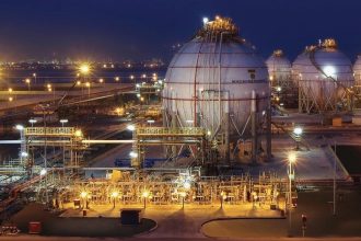 Oil infrastructure and modern Abu Dhabi skyline symbolizing the UAE’s exit from OPEC and the renegotiation of the global energy order.