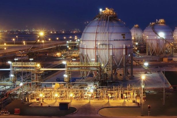 Oil infrastructure and modern Abu Dhabi skyline symbolizing the UAE’s exit from OPEC and the renegotiation of the global energy order.