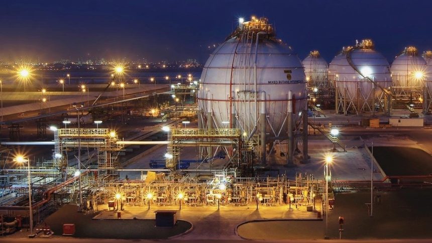 Oil infrastructure and modern Abu Dhabi skyline symbolizing the UAE’s exit from OPEC and the renegotiation of the global energy order.