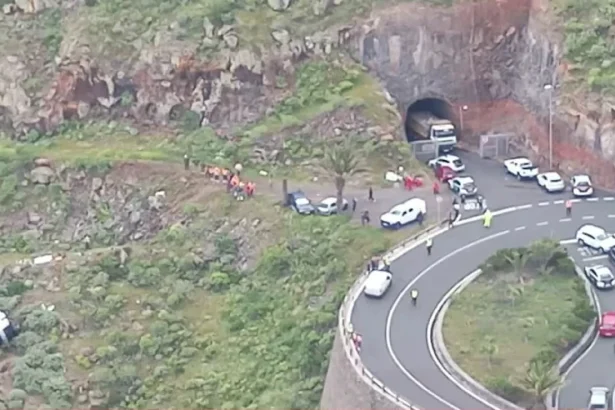 un autocar s a rasturnat in insulele canare un turist a murit iar 27 de persoane au fost ranite 69d94ba58cc0f