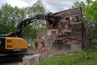 un francez si a demolat casa dupa ce nu a reusit sa evacueze o familie de romani 69d78bf3b0042