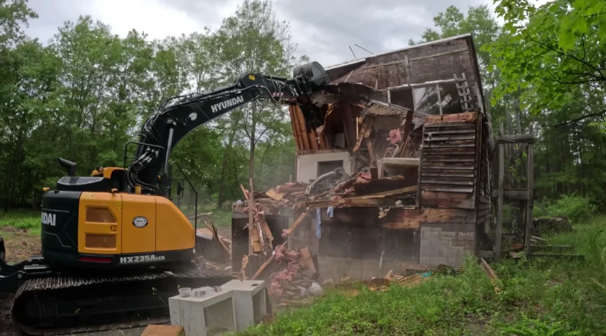un francez si a demolat casa dupa ce nu a reusit sa evacueze o familie de romani 69d78bf3b0042