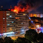 Incendiu la ultimul etaj al unui bloc din Galați după impactul unei drone rusești de tip Geran-2, în timpul intervenției echipajelor de pompieri