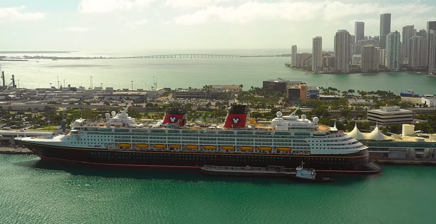 angajatii ai disney cruise line arestati sub ochii pasagerilor ce orori s au gasit pe navele de croaziera 69fd91bd27fa7