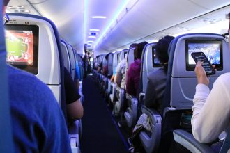 biletele de avion se scumpesc dupa noile reguli privind emisiile de carbon anuntul vine inainte de sezonul vacantelor 6a055789e22fb