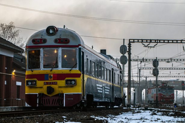 caile ferate din moldova au scapat de restantele salariale dupa ani de criza angajatii isi prinmesc banii la zi 69fb18c3e4f04