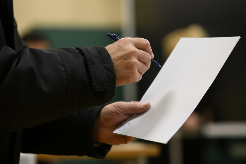 edited numarul cetatenilor romani cu drept de vot a scazut in ultima luna 69fb0170a2a83