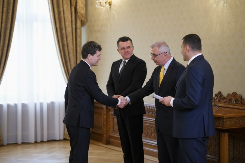 edited petrisor peiu reactie la contractul de consultanta al administratiei prezidentiale cu sua romania a devenit oficial un stat bananier 6a1546bfb0418