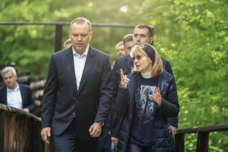 edited presedintele poloniei a adoptat un urs in timpul vizitei in romania pentru summitul b9 faceti cunostinta cu batyr 6a064eb39ca4f
