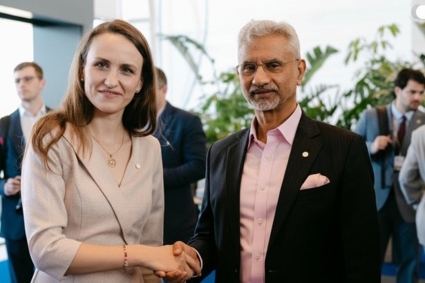 edited sefii diplomatiei din romania si india au discutat despre investitii in aparare energia regenerabila si otel 6a186149659af