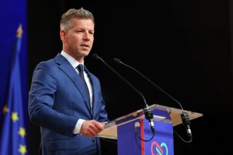 edited surpriza de la budapesta peter magyar si a numit cumnatul ministru al justitiei 69f4c4411fc05