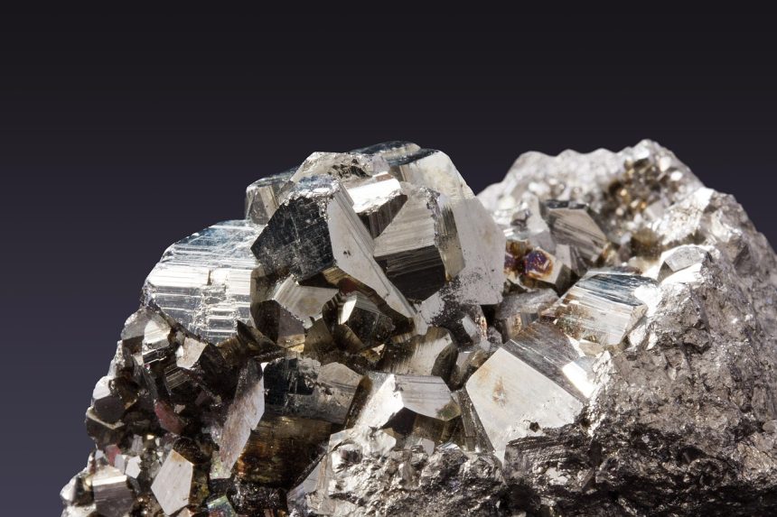 mineralele esentiale petrolul secolului xxi cine castiga cine plateste costul 6a135cf7b815a