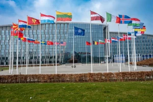 NATO în reașezare și noua arhitectură de securitate europeană, cu accent pe reducerea angajamentului american, apărarea Europei și rolul României pe flancul estic.