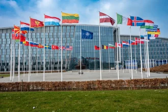 NATO în reașezare și noua arhitectură de securitate europeană, cu accent pe reducerea angajamentului american, apărarea Europei și rolul României pe flancul estic.