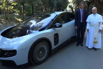 primul ferrari electric a primit binecuvantarea papei suveranul pontif impresionat de noul model 6a172600017c8