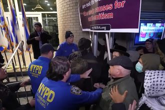 proteste anti israel la new york tensiuni si incidente in apropierea unei sinagogi istorice din manhattan 69fae2e6da586